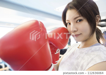 年輕女子拳擊 112636064
