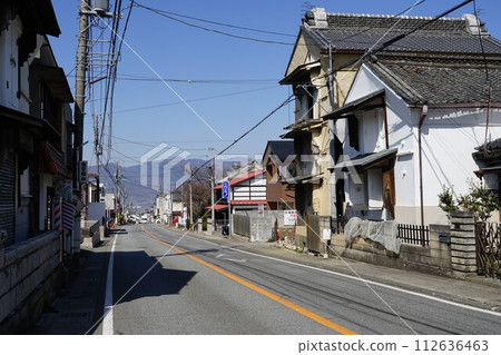 山梨縣甲州市勝沼町舊甲州高速公路沿線的城市景觀 山梨縣甲州市勝沼町舊甲州高速公路沿線的城市景觀 112636463