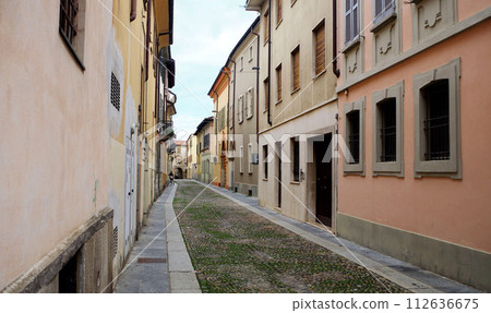 義大利北部城市景觀中世紀小鎮鵝卵石後巷義大利 112636675