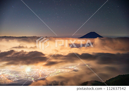 (山梨縣)黎明前,浮在雲海中的富士山 (山梨縣)黎明前,浮在雲海中的富士山 112637542