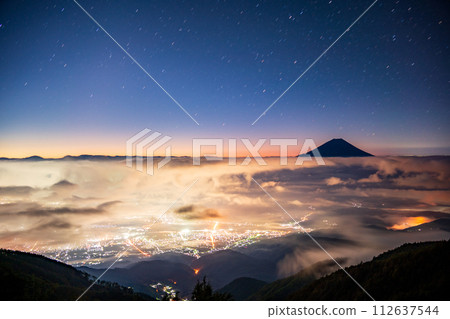 (Yamanashi Prefecture) Before dawn, Mt. Fuji floating in the sea of clouds 112637544