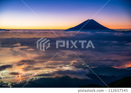 (Yamanashi Prefecture) Before dawn, Mt. Fuji floating in the sea of clouds 112637545