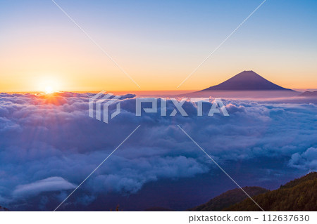 (Yamanashi Prefecture) Mt. Fuji floating in the sea of clouds Sunrise (Yamanashi Prefecture) Mt. Fuji floating in the sea of clouds Sunrise 112637630