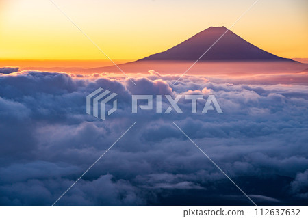 (山梨縣)富士山漂浮在the海日出 (山梨縣)富士山漂浮在the海日出 112637632