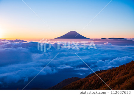 (山梨縣)富士山漂浮在the海日出 (山梨縣)富士山漂浮在the海日出 112637633