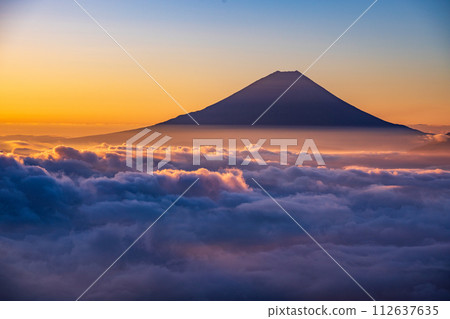 (Yamanashi Prefecture) Mt. Fuji floating in the sea of clouds Sunrise 112637635