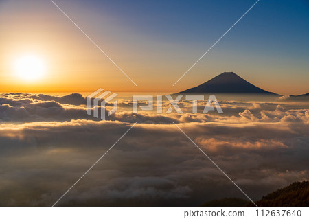 (山梨縣)富士山漂浮在the海日出 (山梨縣)富士山漂浮在the海日出 112637640