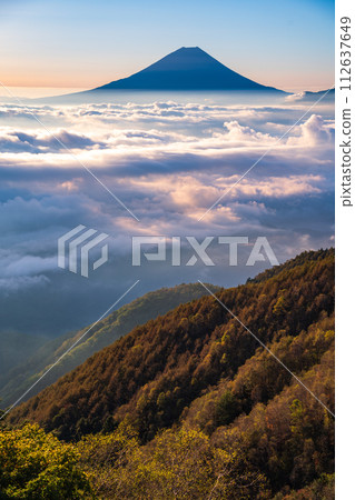 (山梨縣)富士山漂浮在the海日出 (山梨縣)富士山漂浮在the海日出 112637649