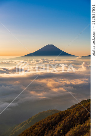(Yamanashi Prefecture) Mt. Fuji floating in the sea of clouds Sunrise (Yamanashi Prefecture) Mt. Fuji floating in the sea of clouds Sunrise 112637651