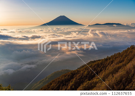 （山梨縣）富士山漂浮在the海日出 112637655