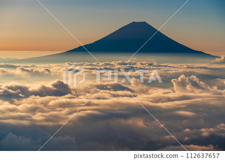 （山梨縣）富士山漂浮在the海日出 112637657