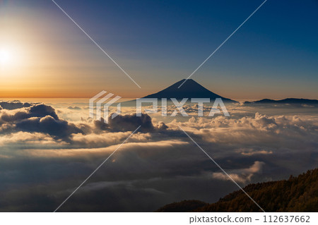 （山梨縣）富士山漂浮在the海日出 112637662