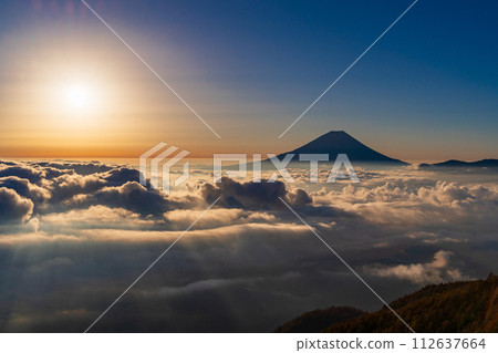 (Yamanashi Prefecture) Mt. Fuji floating in the sea of clouds Sunrise 112637664