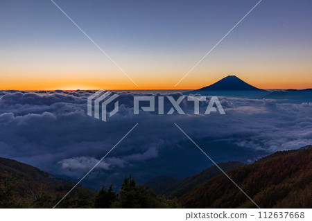 (山梨縣)富士山漂浮在the海日出 (山梨縣)富士山漂浮在the海日出 112637668