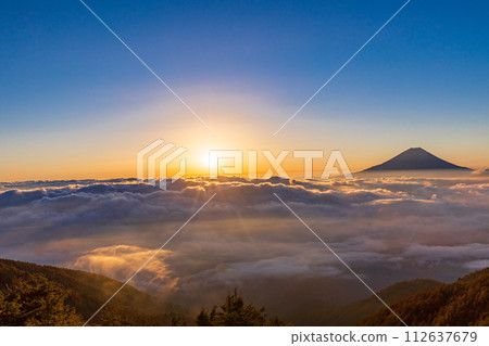 （山梨縣）富士山漂浮在the海日出 112637679