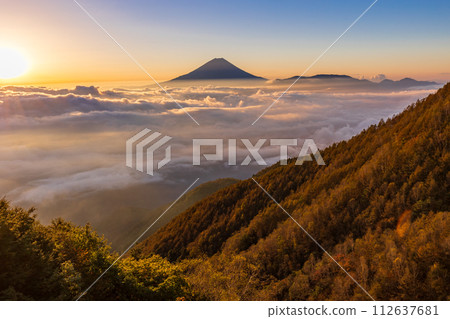 (山梨縣)富士山漂浮在the海日出 (山梨縣)富士山漂浮在the海日出 112637681