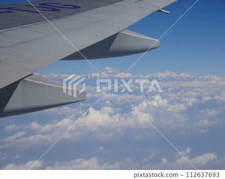 從飛往加德滿都的飛機上欣賞喜馬拉雅山的景色 112637693