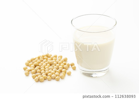 白色背景中的豆奶和大豆 112638093