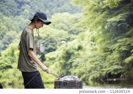 燒烤形象：年輕人烤肉 112638524