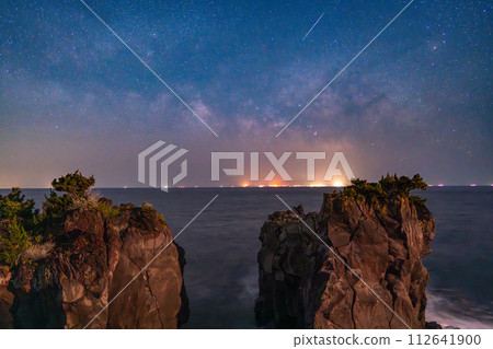 [Shizuoka Prefecture] The Milky Way appears from the sea, Izu Jogasaki Coast 112641900