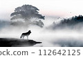 晨霧中湖邊的孤狼 112642125