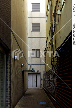 A dead end between buildings A dead end between buildings 112642547