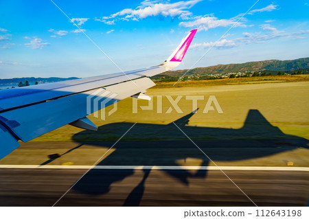 The airplane is landing 112643198