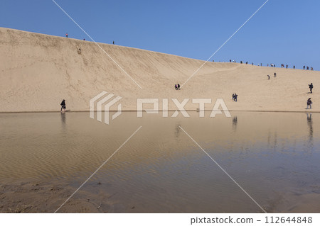 倒映在沙丘上的風景 112644848
