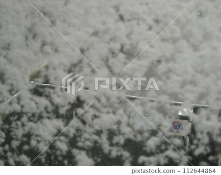 I took a photo of the snow piled up on the glass. I took a photo of the snow piled up on the glass. 112644864
