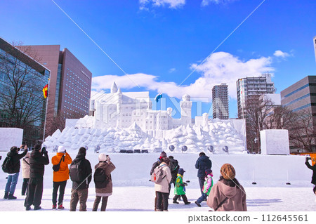 札幌冰雪節藍天可見,遊客參觀大型雪雕 札幌冰雪節藍天可見,遊客參觀大型雪雕 112645561