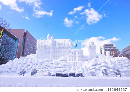 Sapporo Snow Festival with blue skies, large-scale snow sculptures Sapporo Snow Festival with blue skies, large-scale snow sculptures 112645567
