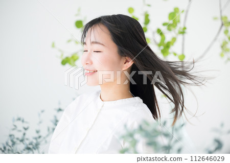 年輕女子飄逸的頭髮與有機天然綠色的美麗形象 年輕女子飄逸的頭髮與有機天然綠色的美麗形象 112646029