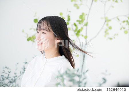 年輕女子飄逸的頭髮與有機天然綠色的美麗形象 年輕女子飄逸的頭髮與有機天然綠色的美麗形象 112646030