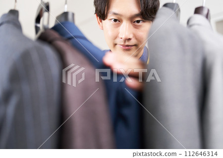 年輕人檢查西裝 112646314