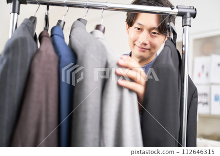 微笑著選擇西裝的年輕人 112646315