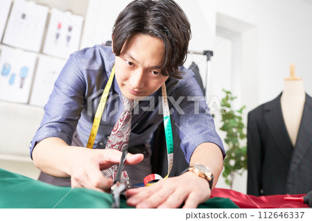 Young fashion designer using scissors Young fashion designer using scissors 112646337