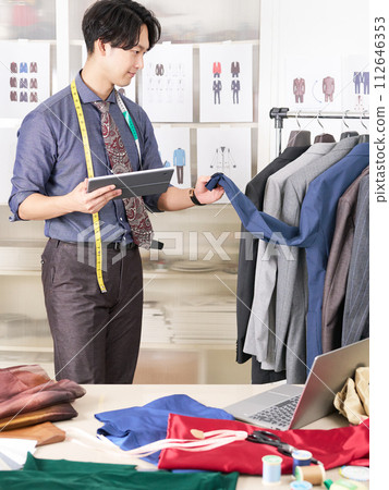 工作在辦公室的年輕時裝設計師 112646353