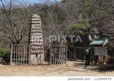 六谷寺遺址的石塔與人 112646470