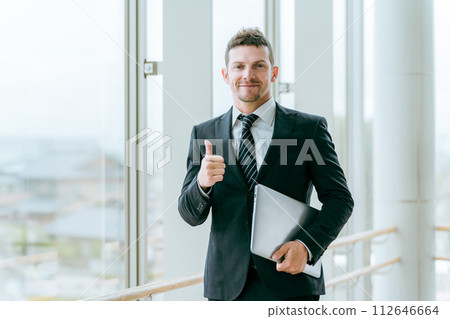帶筆記型電腦的外國商人（貿易、口譯、筆譯、英語會話、全球） 112646664