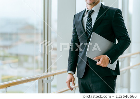 帶筆記型電腦的外國商人(貿易、口譯、筆譯、英語會話、全球) 帶筆記型電腦的外國商人(貿易、口譯、筆譯、英語會話、全球) 112646666