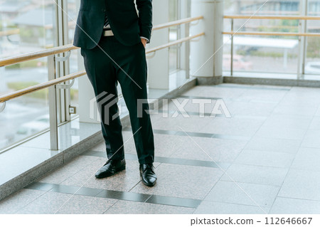 穿西裝的男人在大廳開會的腳(皮鞋、商人、大廳) 穿西裝的男人在大廳開會的腳(皮鞋、商人、大廳) 112646667