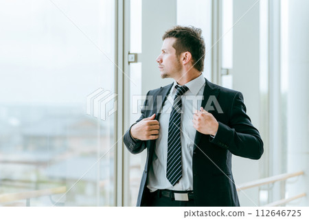 Foreign businessman walking at a station/terminal (white male, global, foreign-affiliated) 112646725