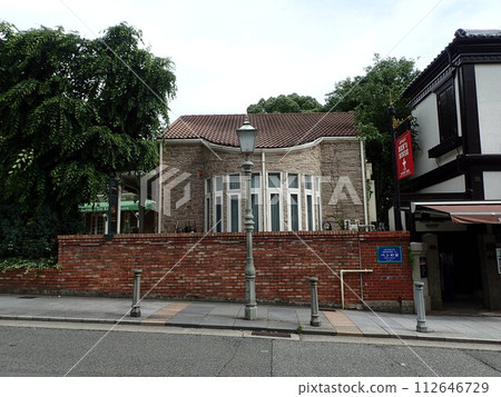 本家位於神戶市中央區北野町的北野異人館街,那裡有許多西式建築,從明治時代到昭和初期就有外國人居住。 本家位於神戶市中央區北野町的北野異人館街,那裡有許多西式建築,從明治時代到昭和初期就有外國人居住。 112646729