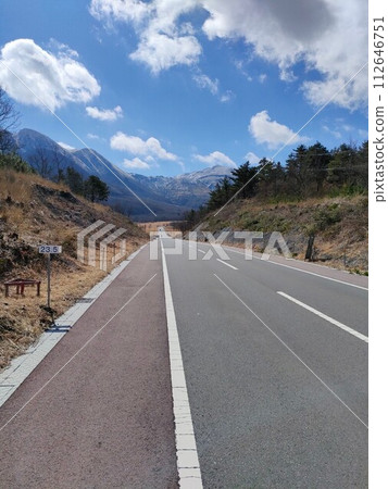 筆直的道路，忘記日常生活 112646751