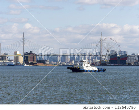 Tempozan and tugboat in Osaka Port 112646786