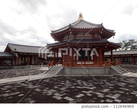 源上三藏院伽藍的源上塔位於奈良縣奈良市藥師寺北側,供奉著源上三藏的頂骨真身。 源上三藏院伽藍的源上塔位於奈良縣奈良市藥師寺北側,供奉著源上三藏的頂骨真身。 112646969