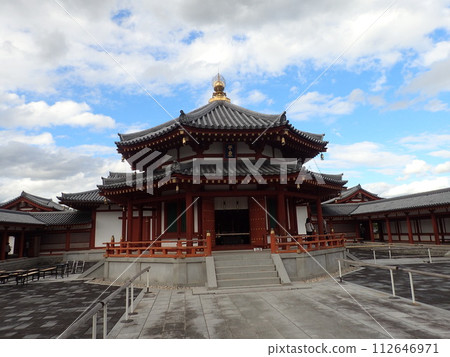 源上三藏院伽藍的源上塔位於奈良縣奈良市藥師寺北側，供奉著源上三藏的頂骨真身。 112646971