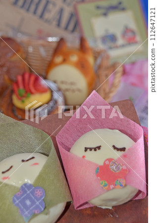 女兒節用和果子製作的可愛人偶。用和果子拼出女兒節的笑容 女兒節用和果子製作的可愛人偶。用和果子拼出女兒節的笑容 112647121