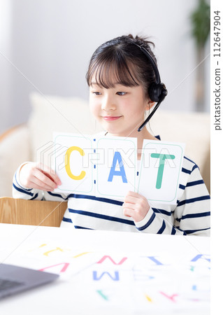 一個女孩在網路上參加英語會話課程 112647904