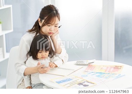 一位婦女為她的孩子選課 一位婦女為她的孩子選課 112647963
